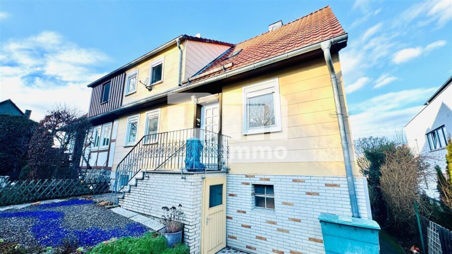 Schöne Doppelhaushälfte mit Nebengebäude, Garage und angelegtem Gartenbereich - Frontansicht Titel